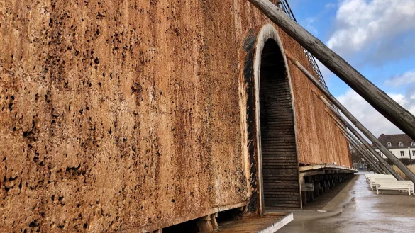 Die Versinterung an den Gradierwerken ist nicht zu &uuml;bersehen - hier das Gradierwerk am Rosengarten. - &copy; Alexandra Schaller