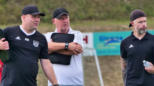 Haben stets einen Plan: TuS Trainer Markus Rüschenpöhler (von links), Sportlicher Leiter Frank Fulland und Torwarttrainer Timo Kapale. - © Jörg Hagemann