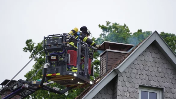 Ein Schornstein-Brand hat die Feuerwehr Detmold besch&auml;ftigt. - &copy; FREITAG-TV