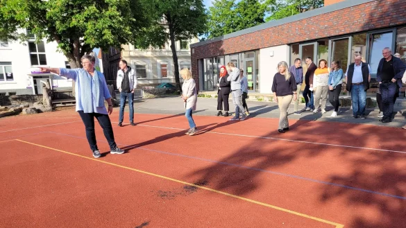 Schulleiterin Silke Schwanke (links) hat den Mitgliedern des Schulausschusses vor Ort gezeigt, wo marode Stellen sind. Im Vordergrund sieht man die schwarzen Flecken - hier wie auch im hinteren Bereich l&ouml;st sich der Belag ab. - &copy; Astrid Sewing