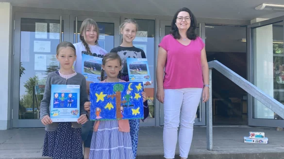Sandra Fahrenkamp (rechts) gratulierte den kreativen Grundschülerinnen Jessica Sukau und Amelie Klassen (vorne, von links) und Runa Knizia, Lilly Schmidt (hinten, von links). - © Volksbank Bad Salzuflen