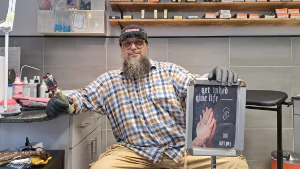 Maikel Niebaum ist Inhaber der "Deep Devils Tattoo-Manufkatur in Höxter. Mit viel Leidenschaft beteiligt er sich an der Organspende-Aktion der "Jungen Helden". - © Matthias Reiprich