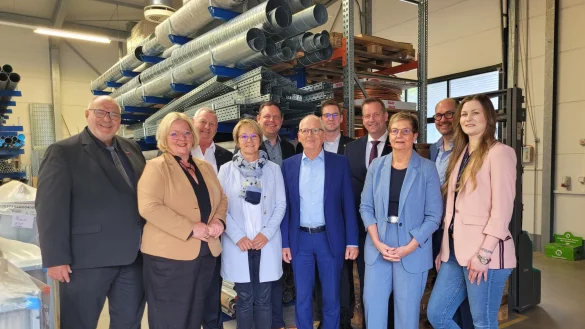 Redeker Kältetechnik hat den Zukunftspreis des Handwerks OWL gewonnen. Peter Eul, Andrea Hegerbekermeier, Mickel Biere, Dirk Langert, Bürgermeister Matthias Kalkreuter, Dr. Jens Prager und Alexander Kostka gratulieren Sabine Redeker (Vierte von links), ihrem Mann Andreas Redeker, Susanne Kalthoff und Katharina Brosius. - © Astrid Sewing