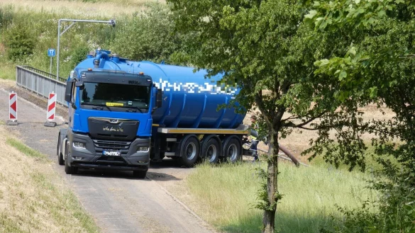 Um die Staubbelastung auf der Logistikzentrum-Baustelle im Industriepark bei Belle zu senken, darf Amazon Wasser direkt hinter der Schiedersee-Staumauer aus der Emmer entnehmen. - &copy; Wolfram Fiedler
