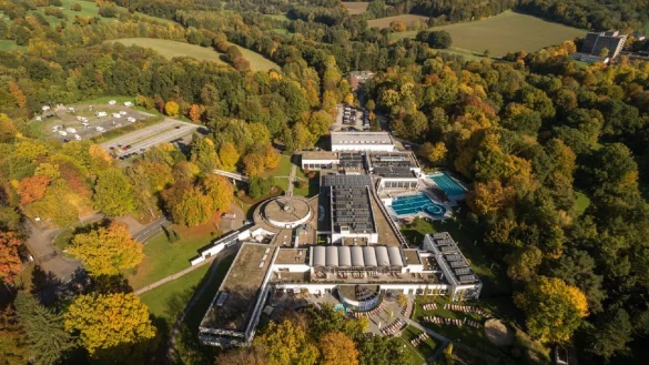 Die &bdquo;VitaSol&ldquo;-Therme aus der Vogelperspektive. Das neue Hotel soll auf einem Teil des Hauptparkplatzes (hinten) entstehen. Um den Verlust der Stellfl&auml;chen auszugleichen, soll ein zus&auml;tzliches Parkdeck auf der Flachsheide (links im Bild) errichtet werden. Die Grenze zum Wohnmobilhafen wird als Sichtschutz begr&uuml;nt. - &copy; VitaSol-Therme