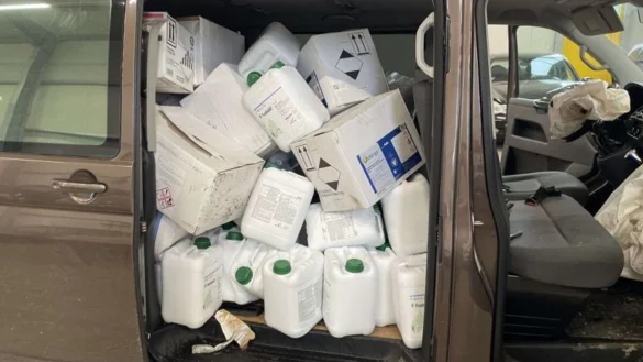 Auf frischer Tat konnten Spezialkr&auml;fte der Polizei Bayern die drei T&auml;ter festnehmen und das gestohlene Pflanzenschutzmittel sicherstellen. - &copy; Polizei Osnabr&uuml;ck