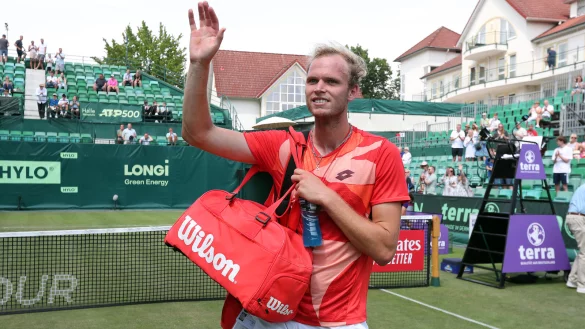 Louis Wessels l&auml;sst sich nach seinem Triumph vom Haller Publikum feiern. Er zieht erstmals in das Hauptfeld der Terra Wortmann Open ein. - &copy; Wolfgang Rudolf