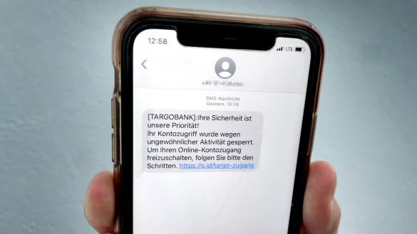 Beim "Smishing" wollen Betr&uuml;ger &uuml;ber SMS personenbezogene Identifikations- oder Zugangsdaten abfischen. - &copy; Andreas Fr&uuml;cht