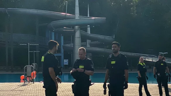 Polizisten stehen nach der R&auml;umung im Sommerbad Neuk&ouml;lln am Columbiadamm. Freib&auml;der sind keine gef&auml;hrlichen Orte, darin besteht Einigkeit. Trotzdem muss ab und zu die Polizei eingreifen, weil junge M&auml;nner sich schlagen oder den Sprungturm st&uuml;rmen. - &copy; Andreas Rabenstein