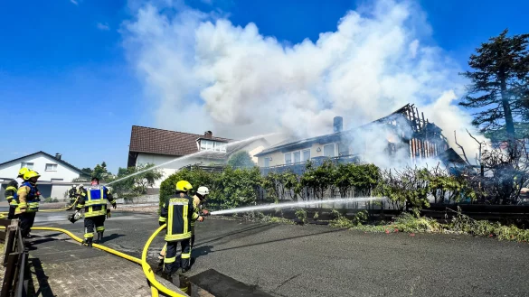 Das Feuer hat das Wohnhaus in Pivitsheide komplett zerst&ouml;rt. Auch ein Schuppen auf dem Grundst&uuml;ck ging in Flammen auf. - &copy; Raphael Bartling