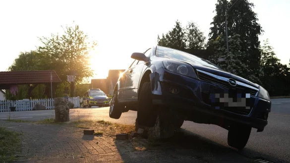 Ungew&ouml;hnlicher Parkplatz: Ein stark alkoholisierter 71-j&auml;hriger Mann aus Lemgo rammte einen Betonpfeiler und kam auf diesem zum Stehen. - &copy; Till Sadlowski