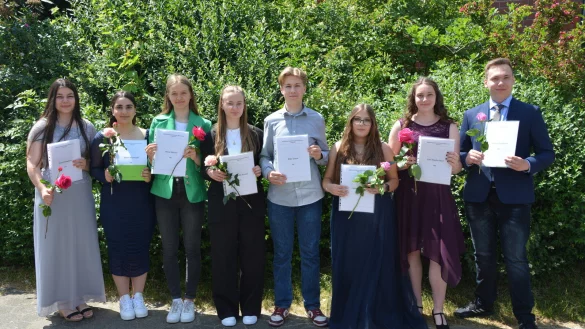 Ausgezeichnet: Iman Ahmatova, Berfin G&uuml;ndoglu (Kl. 10a), Alicia Wenzel, Ida Klesse (10b), Elias Greve, Laura Wiens (10c), Lara Swart, Steffen D&uuml;sterhus (10d, von links). - &copy; HDR