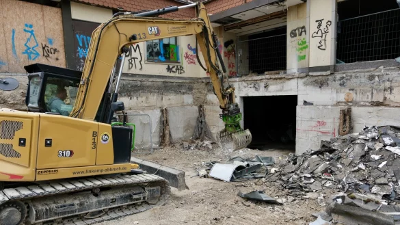 Die Bagger arbeiten im Inneren und auch draußen - oft ist es Millimeterarbeit. - © Sven Koch