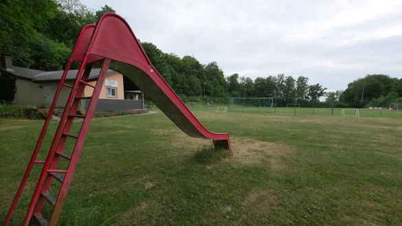 Der Bereich oberhalb des Sportplatzes am Sporthaus soll als neuer Bolzplatz hergerichtet werden. - &copy; Jost Wolf