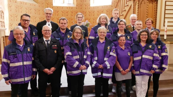 Der Festgottesdienst zum 25-j&auml;hrigen Bestehen der Notfallseelsorge fand mit Pfarrer und Leiter Andreas Gronemeier (links), Kirchenrat Thomas Warnke (Dritter von links oben), Christoph Pompe (rechts oben), diversen Einsatzkr&auml;ften und frisch gebackenen Notfallseelsorgern statt. - &copy; Thomas Kr&uuml;gler