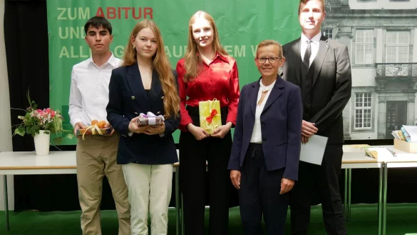 Traumnoten im Rotstiftmilieu: Mit Burak Sarioglu (1,2, von links), Annika Jost (1,2), Lucy Sophie Lehmann (1,0), Schulleiterin B&auml;rbel Fischer und Haakon Herrmuth (1,0) freuen sich &uuml;ber den erfolgreichen Abschluss.. - &copy; Thomas Kr&uuml;gler