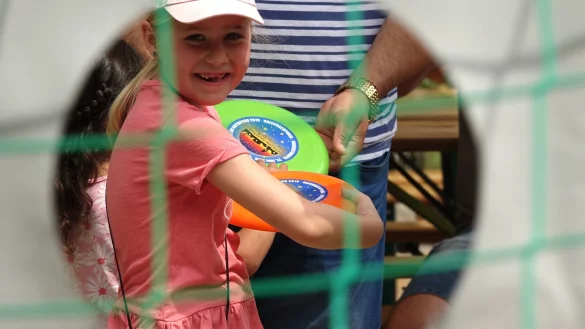 Das Runde muss durchs Runde: Marie aus Kachtenhausen wirft sich warm - &copy; Axel B&uuml;rger