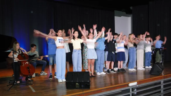 Die jungen Musikanten der Klasse 7b unter Leitung von Marie-Luise Scherpe pr&auml;sentieren dem Publikum den aktuellen Titel "Komet" von Udo Lindenberg. Daf&uuml;r bekommen sie kr&auml;ftigen Beifall. (Foto: Hajo G&auml;rtner) - &copy; Hajo G&auml;rtner