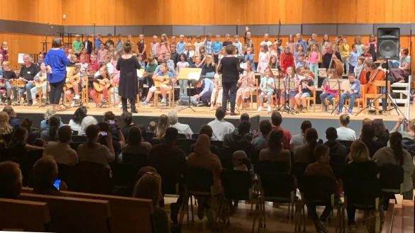 Dort, wo sonst vor allem die gro&szlig;en Meister ihre Werke zum Besten geben, - im Konzerthaus der Hochschule f&uuml;r Musik - pr&auml;sentierten mehr als 200 Grundschulkinder aus Detmold und Blomberg die Ergebnisse ihrer Jekits-Projekte. - &copy; Stadt Detmold