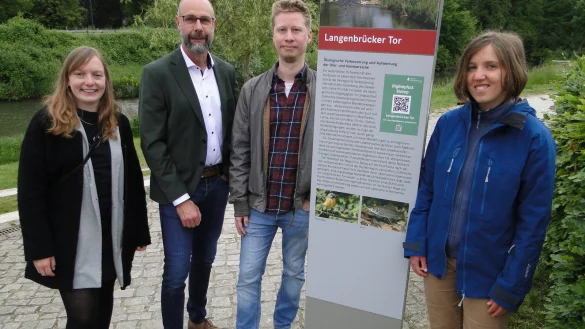 Sie stellen den neuen "Digitalpfad" zum Thema "Biotope an der Bega" vor: (von links) Nicole Baeumer vom Smart-City-Team, Stadtk&auml;mmerer Frank Limpke, J&ouml;rn Bollh&ouml;fer (Smart City) und Klimaschutzbeauftragte Ronja Post. - &copy; Hajo G&auml;rtner