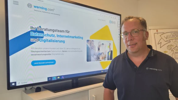 Vor 25 Jahren hat Thomas Werning seine Beratungsfirma gegründet, zu der Zeit steckte das Internet noch in den Kinderschuhen. Heute ist es eine ausgefeilte Technik, riesige Mengen Daten werden analysiert - nicht immer zum Vorteil. Der IT-Experte berät Unternehmen und Institutionen, er wirbt für einen fairen Umgang. - © Astrid Sewing