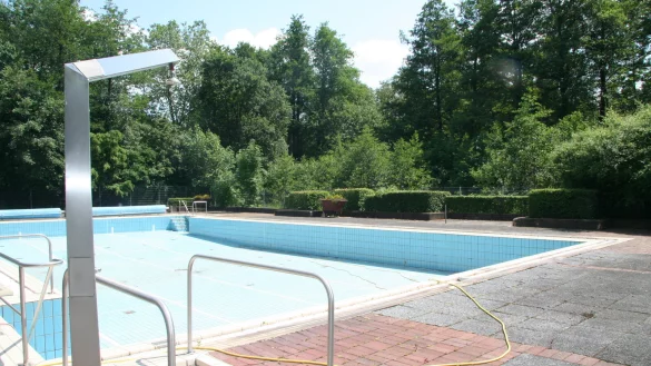 Trotz bestem Wetter: Auch das Au&szlig;enschwimmbecken ist derzeit leer. - &copy; Cordula Gr&ouml;ne