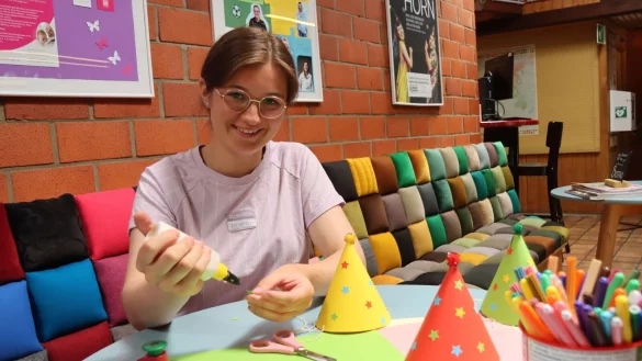 Ida Glatthor leistet aktuell ihren Bundesfreiwilligendienst im Kinder-, Jugend- und Familienzentrum Leos ab. Bastelaktionen vorzubereiten, geh&ouml;rt auch zu ihren Aufgaben. Die H&uuml;tchen mit den ausgestanzten Sternen kommen immer gut an. Foto: Birgit Guhlke - &copy; Birgit Guhlke