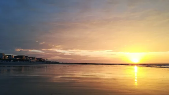 Der Blick &uuml;bers Meer bei abendlicher Sonne ist auf Wangerooge ein Erlebnis. - &copy; Kurverwaltung Wangerooge