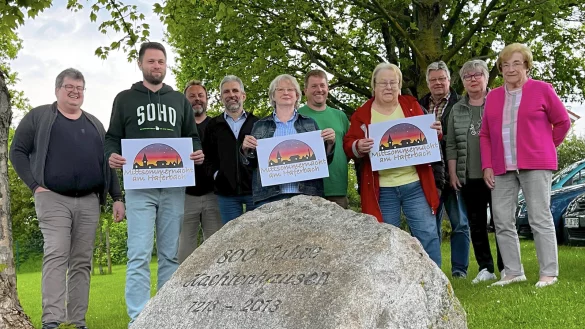 Freuen sich auf die Mittsommernacht am Haferbach: (von links) Fred Hamann (MGV Frohsinn), Michael Hommel (B&uuml;rgerverein Ohrsen-Ehlenbruch), Timo Kleine, Jakob Wall (Evangeliums-Christen-Gemeinde Kachtenhausen), Beate Kaschke (Evangelische Freie Gemeinde), Nils Elgert (Koordinator), Rita Johannesmann (AWO Kachtenhausen), Rudolf St&ouml;lting (MGV Frohsinn), Susanne Tepper (AWO), Ilse Erfling (DRK Kachtenhausen). - &copy; Dorfgemeinschaft Kachtenhausen/Mittsommernacht