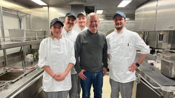 Die K&uuml;chencrew und der Kanzler: (von links) Obermaat Gesa Blome (33), Hauptgefreiter Moritz Gerth, Hauptgefreiter Doberstein, Kanzler Olaf Scholz und Stabskorporal Matthias Wohlfahrt. - &copy; Bildrechte Gesa Blome