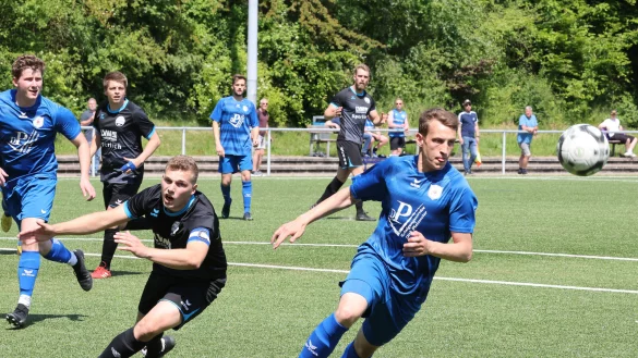 Brakes Patrick Kunze (rechts) rennt zum Ball, Leon Hartwig von BenHoh hat ihn gerade verpasst. - © Paul Cohen