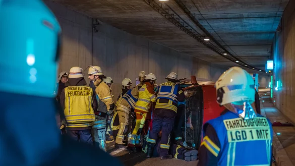 Rund 30 Kr&auml;fte der Feuerwehr k&uuml;mmern sich im Emmerauentunnel um die "Verletzten". - &copy; FreitagTV