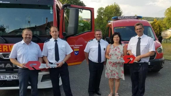 B&uuml;rgermeister Mario Hecker (von links), Marcus Herrmann (L&ouml;schzug Hohenhausen), Michael Gr&uuml;ttemeier (Feuerwehrchef Kalletal), Andrea Batzer (Ordnungsamt) und Nils Engelhardt (L&ouml;schgruppe Kalldorf) bei der symbolischen Schl&uuml;ssel&uuml;bergabe. - &copy; Hajo G&auml;rtner