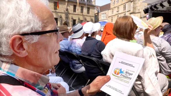 An den Westf&auml;lischen Frieden vor 375 Jahren wird aktuell in vielen Veranstaltungen erinnert - hier etwa beim regionalen &Ouml;kumenischen Kirchentag in Osnabr&uuml;ck. - &copy; epd-bild / Detlef Heese