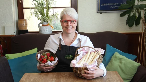 Wilma Thorenmeier (Alter Krug Ruensiek) serviert ihren Gästen gerne süße Erdbeeren und zarten Spargel aus der Region. - © Christina Pfrommer