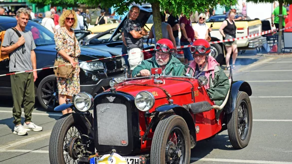 Werner und Sylvia Gerke aus Lemgo starten mit der Nummer 9 in ihrem Austin 7 Ulster bei der ADAC Oldtimer Aufahrt - &copy; Nicole Ellerbrake