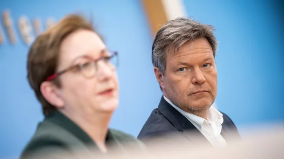 Robert Habeck (B&uuml;ndnis 90/Die Gr&uuml;nen), Bundesminister f&uuml;r Wirtschaft und Klimaschutz, nimmt neben Klara Geywitz (SPD), Bundesministerin f&uuml;r Bau und Wohnen, an der Pressekonferenz zum Geb&auml;udeenergiegesetz teil. - &copy; Michael Kappeler