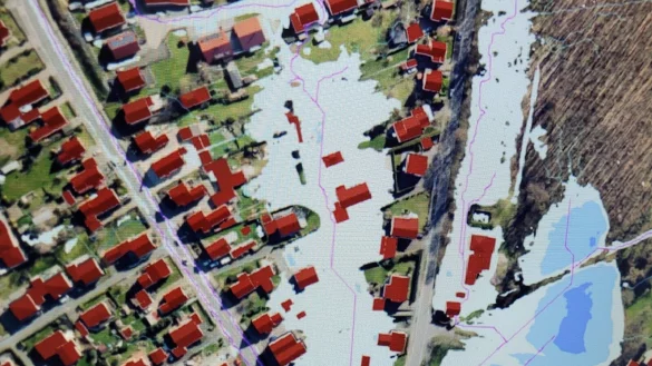 Zwischen Pivitsheider Stra&szlig;e und Dorfstra&szlig;e k&ouml;nnte es nach einer urbanen Sturzflut, einem au&szlig;ergw&ouml;hnlicher Starkregen, so aussehen. Die Werre ist nah. Der Hochwasserschutz der Stadt Lage beginnt deshalb schon am Umfluter am Freibad. - &copy; Simulation/Karte: Stadt Lage