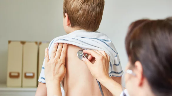 Nach Angaben der Kinderärzte in NRW führt die Attestpflicht in Schule dazu, dass Eltern Kinder für unnötige Untersuchungen in die Praxen bringen. - © picture alliance