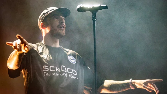 Der Rapper Casper beim Zur&uuml;ck-zuhause-Festival im Lokschuppen. Sein n&auml;chstes Konzert in Bielefeld soll etwas ganz Besonderes werden. - &copy; Mike-Dennis M&uuml;ller / www.mdm.photo