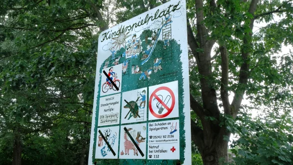 Zu alt für den Spielplatz? Auf dem Spielplatzschild in Friedrichsdorf findet sich kein Hinweis auf eine Altersbeschränkung. - © Andreas Frücht