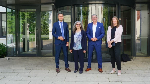 K&auml;mmerin Karin Gl&ouml;ckner (2. von links) hat die Vertreter der Gemeindepr&uuml;fungsanstalt, Lutz Kummer, Manfred Wiethoff und Martina Loebardt (von links) empfangen.
Foto: Gemeinde Leopoldsh&ouml;he - &copy; Gemeinde Leopoldsh&ouml;he