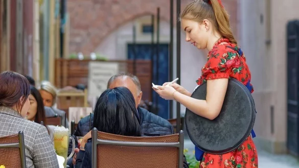 In der Gastronomie d&uuml;rfen Jugendliche in ihren Ferien auch an Wochenenden und Feiertagen jobben. - &copy; Pixabay (Symbolfoto)