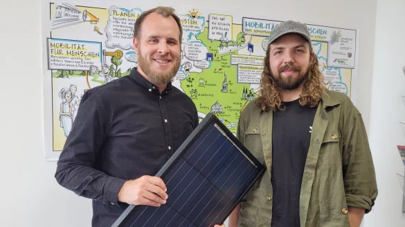 Timoteus Peters (links) und Florian Langemann planen Klimaschutzprojekte f&uuml;r die Stadt und beraten auch die B&uuml;rger. Derzeit ist die Nachfrage sehr gro&szlig;. - &copy; Astrid Sewing