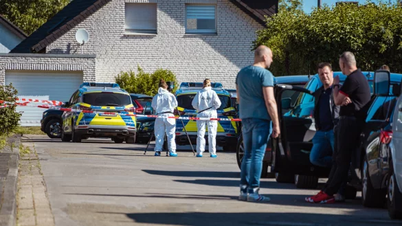 Die Polizei am Tatort in Holzhausen. - &copy; Freitag-TV