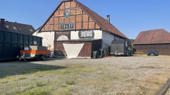 Neue Bleibe: Das Clubhaus des "Brothers Guard MC", ein Motorradclub um den Influencer Tim Kellner. - © Silke Buhrmester