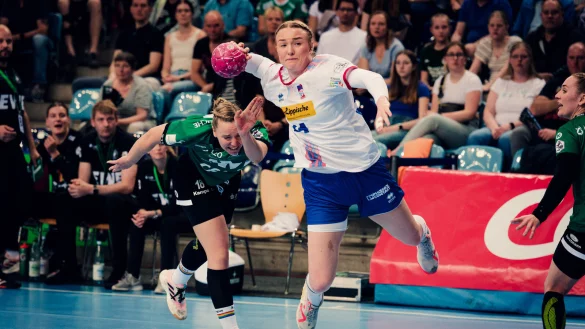 Nach dem letzten Bundesliga-Saisonspiel in Oldenburg fliegt Marie Michalczik nun dem DHB-Pokalspiel in Leipzig entgegen. - &copy; Thorsten Helmerichs