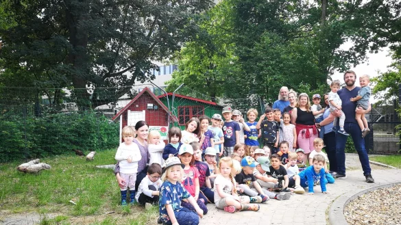 Die Kinder und Erzieher der Kita Leuchtturm freuen sich &uuml;ber die H&uuml;hner, die f&uuml;r vier Wochen bei ihnen bleiben - &copy; Freya K&ouml;hring