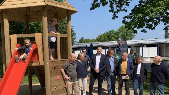 Der Kletter- und Spielturm im Freibad Werreanger ist offziell eingeweiht worden. Dar&uuml;ber freuen sich Sponsoren und B&uuml;rgermeister Matthias Kalkreuter (Dritter von links, etwas verdeckt) mit Vertretern des Freibadf&ouml;rdervereins. - &copy; Urbaniak