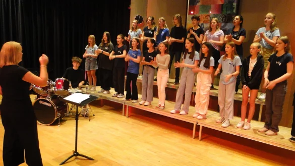 Die "Young Grabbe Voices" performen, unterst&uuml;tzt von Klavier und Schlagzeug, perfekt den Queen-Rei&szlig;er "We Are the Champions" in der voll besetzten Schulaula des Grabbe-Gymnasiums. Das Publikum klatscht mit und schwenkt die Arme in jenem Rhythmus, den Musiklehrerin Stefanie Engelskirchen ihrem Chor als Dirigentin vorgibt. - &copy; Hajo G&auml;rtner